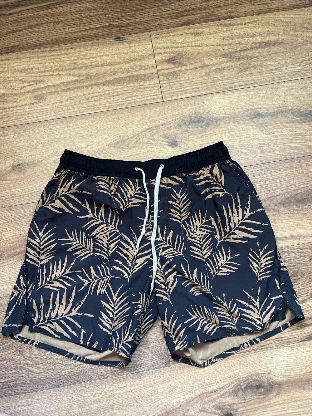 Vuori Trail Shorts 2.0 Black Tan Palm Print Lined Running Gym Shorts